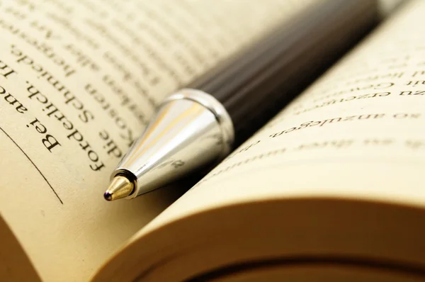 Bok och penna — Stockfoto