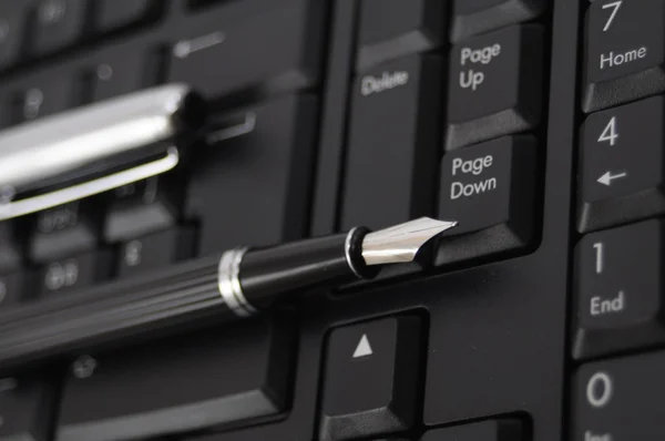 Ручка и клавиатура — стоковое фото