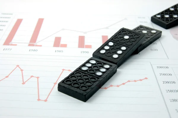 Domino rischioso su un grafico aziendale finanziario — Foto Stock
