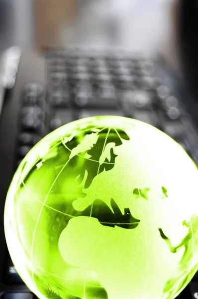 Globe och tangentbord — Stockfoto