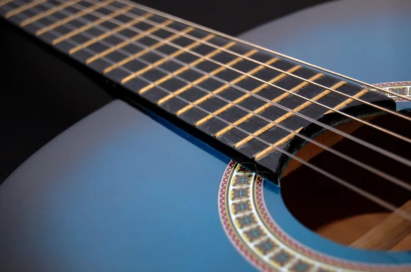 Синя музична гітара для відтворення вечірньої музики — стокове фото