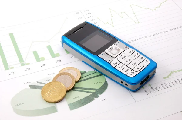 Mobiele telefoon over zakelijke grafiek — Stockfoto