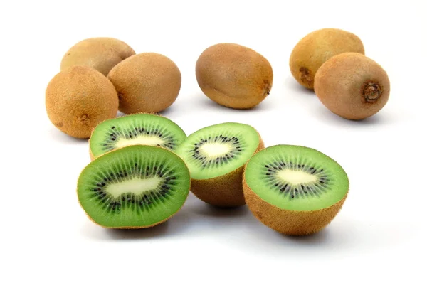 Kiwi frutas isoladas sobre fundo branco — Fotografia de Stock