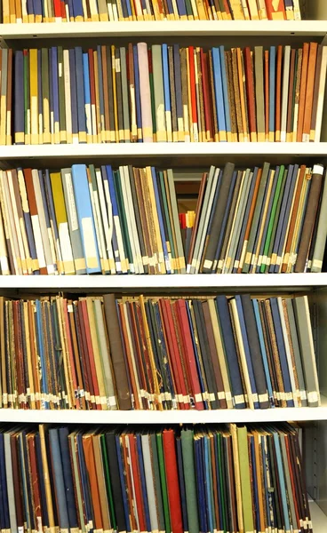 Βιβλία σε βιβλιοθήκη — Φωτογραφία Αρχείου