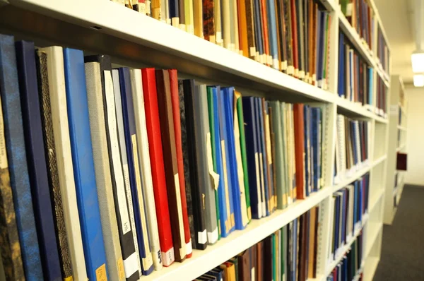 Livros em uma biblioteca — Fotografia de Stock