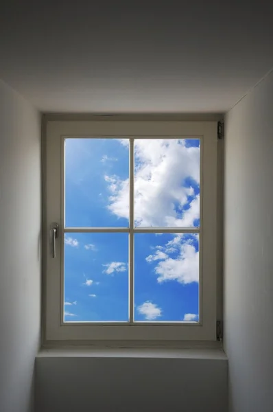 Okna i niebieski niebo — Zdjęcie stockowe