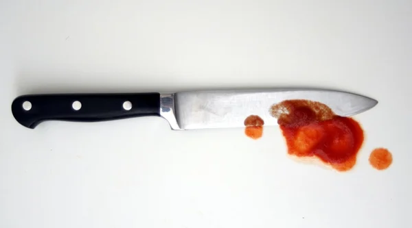 Knife with red blood from murder — Stock Photo, Image
