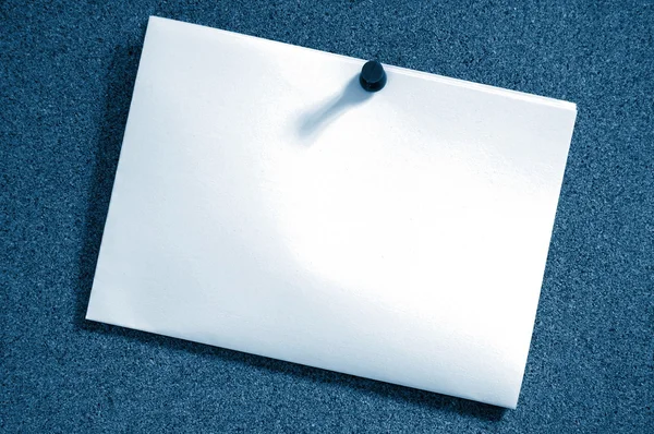 Blank sheet of paper on bulletin board — Stok fotoğraf