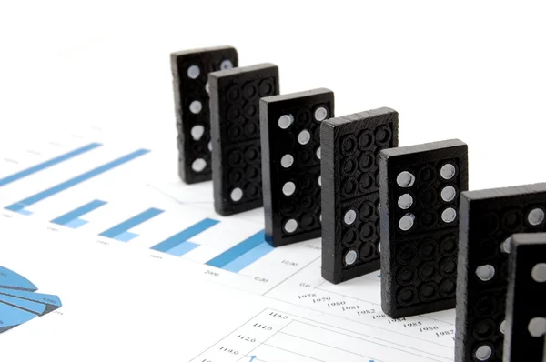 Dominosteine auf dem Spielplan — Stockfoto