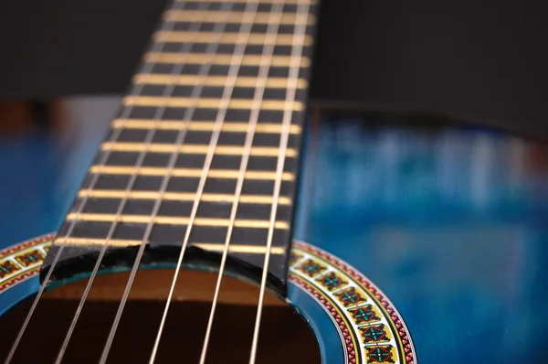 Blauwe muziek gitaar voor feestmuziek spelen — Stockfoto