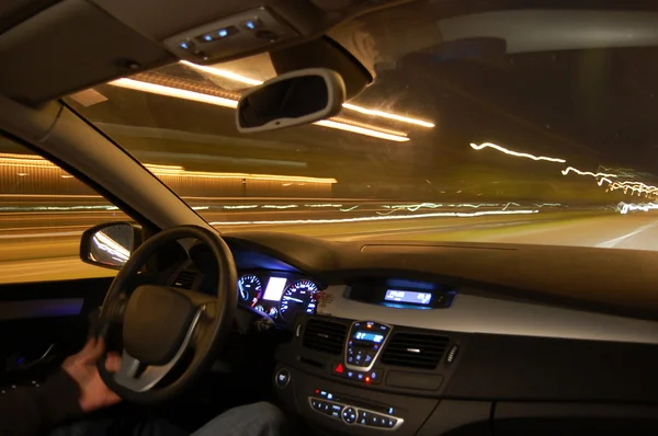 Bil i rörelse på natten — Stockfoto