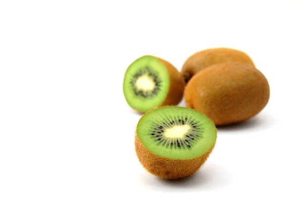Kiwi fruit geïsoleerd op witte achtergrond — Stockfoto
