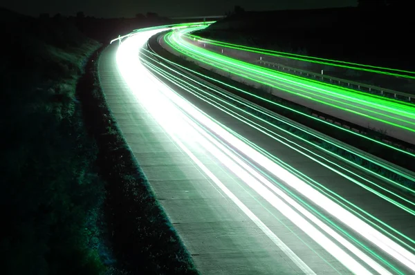 ぼやけてライトと夜に車のトラフィックを持つ道路 — ストック写真