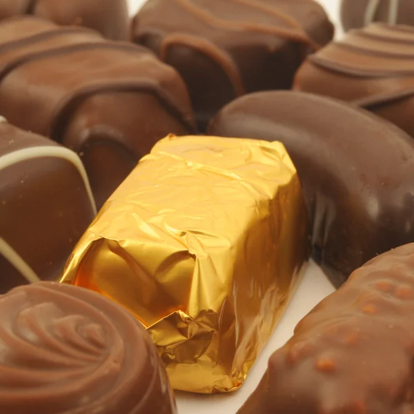 Truffes au chocolat dans une boîte — Photo
