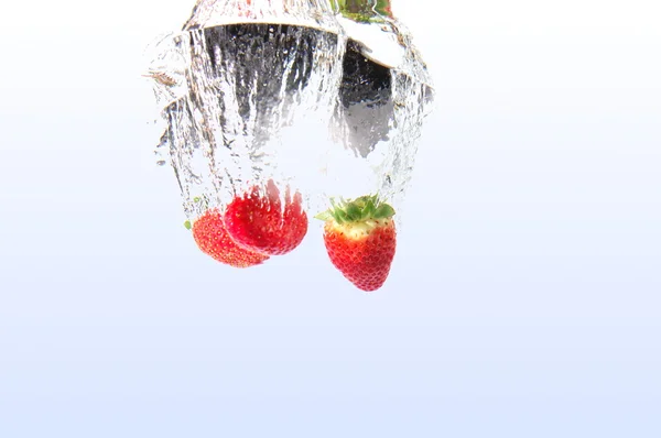 Strawbarry fruit in water — Stock Photo, Image