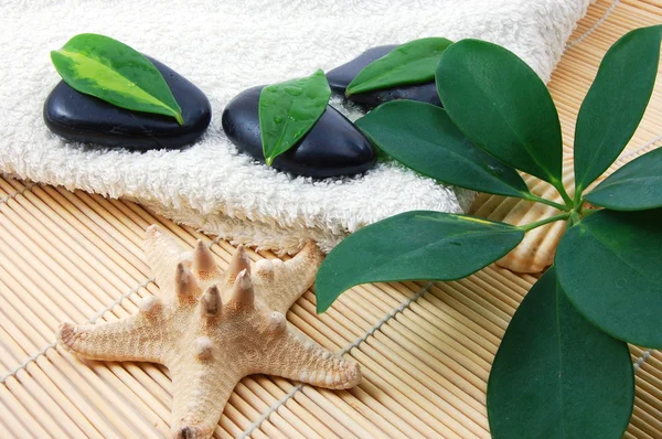 Fold witte Bad handdoek en zen stenen — Stockfoto