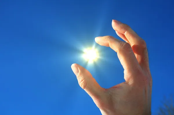 Рука пальцями неба і сонця — стокове фото