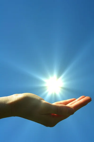 Hand zon en blauwe lucht — Stockfoto