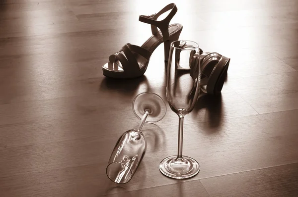 Szexi magas sarkú és pezsgős pohár — Stock Fotó