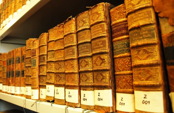 Oude boeken in een bibliotheek — Stockfoto