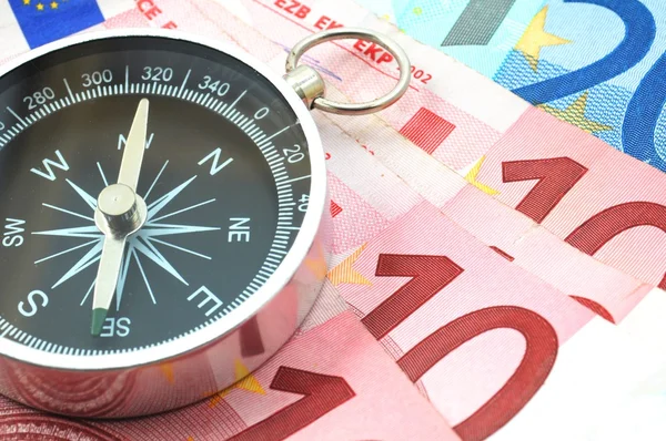 Euro-Geld und Kompass — Stockfoto
