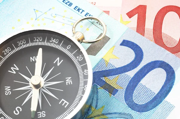 欧元的钱和指南针 — 图库照片