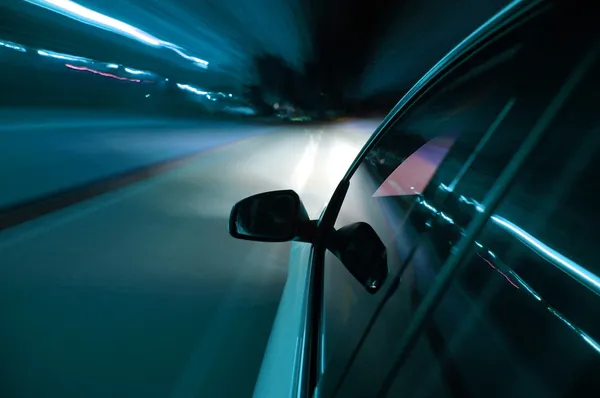 Nacht rijden met de auto in beweging — Stockfoto