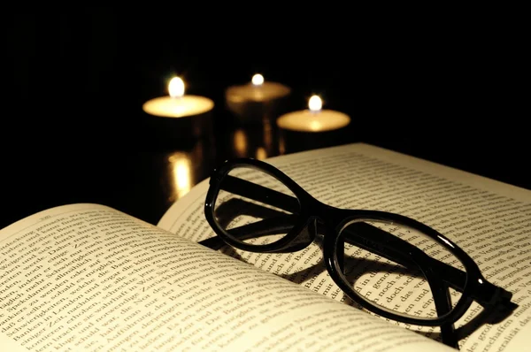 本书蜡烛和眼镜 — 图库照片