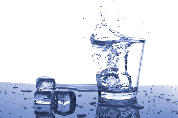 Вода з льодом — стокове фото