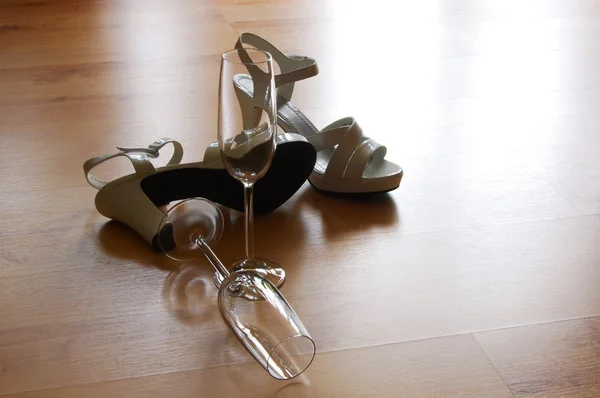 Сексуальний високий каблук і келих шампанського — стокове фото