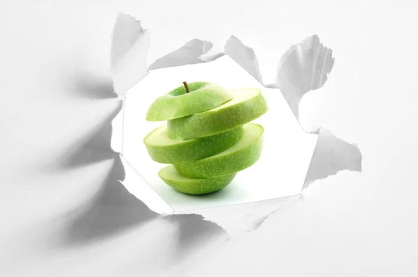 Pokrojone jabłko i dziura w księdze — Zdjęcie stockowe