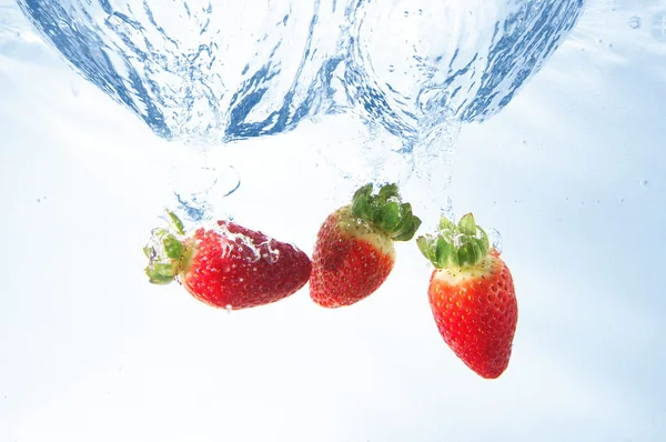 Fruta de fresa en agua —  Fotos de Stock