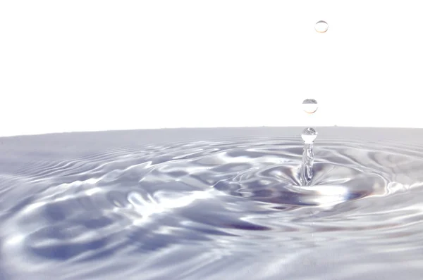 Σταγόνα νερού απομονωμένη σε λευκό — Φωτογραφία Αρχείου
