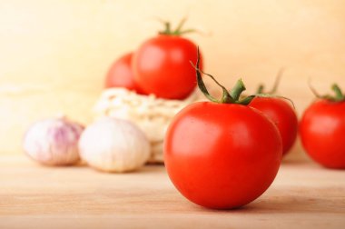 tamatoes ve sarımsak
