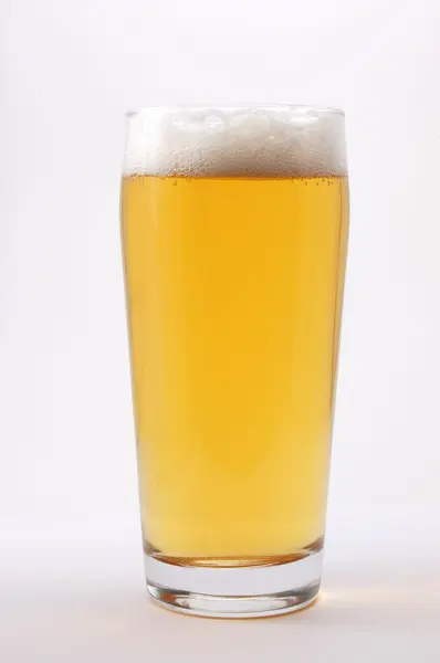 Verre de bière isolé sur fond blanc — Photo