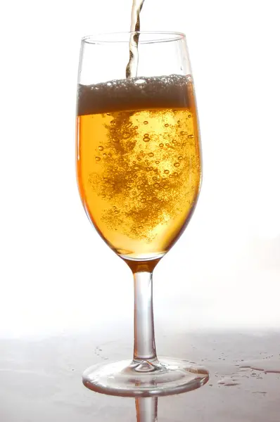 Szklanki świeżego piwa — Zdjęcie stockowe