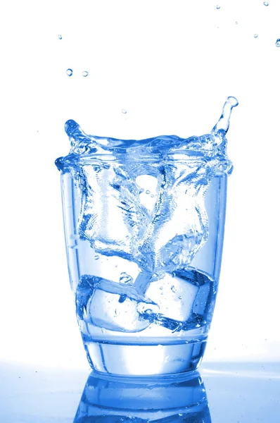 Bere acqua — Stockfoto