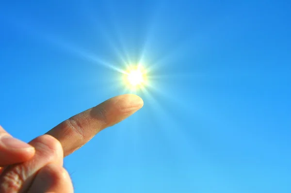 Kéz-nap és a kék ég — Stock Fotó