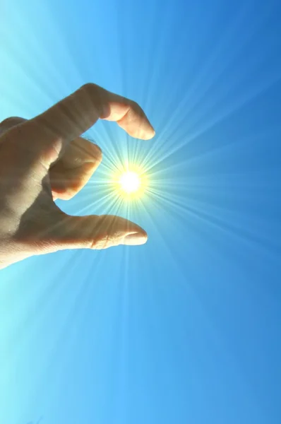 Dłoń palce niebo i słońce — Zdjęcie stockowe