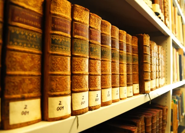 Oude boeken in de bibliotheek — Stockfoto