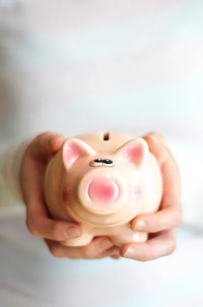 Geld besparen op uw spaarvarken — Stockfoto
