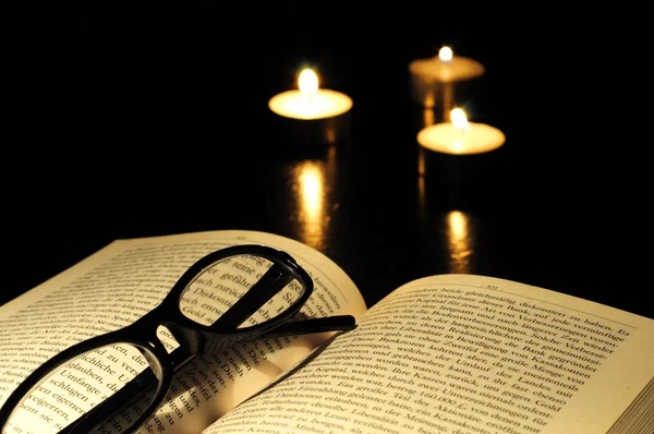 本书蜡烛和眼镜 — 图库照片