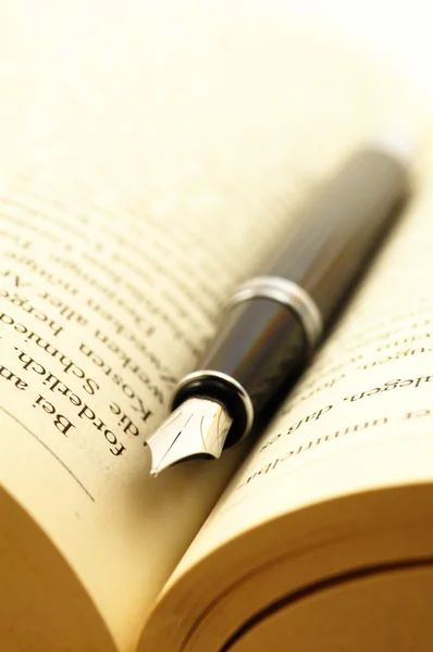 Bok och penna — Stockfoto