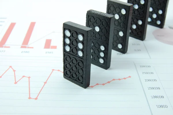 Riskantní domino nad grafem finanční podnikání — Stock fotografie