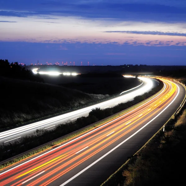Gece trafik hareket — Stok fotoğraf