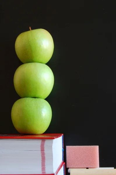 Pizarra en blanco con manzanas —  Fotos de Stock