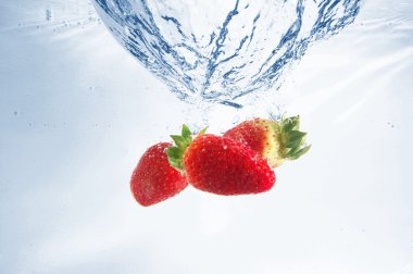 Strawbarry fruit in water clipart