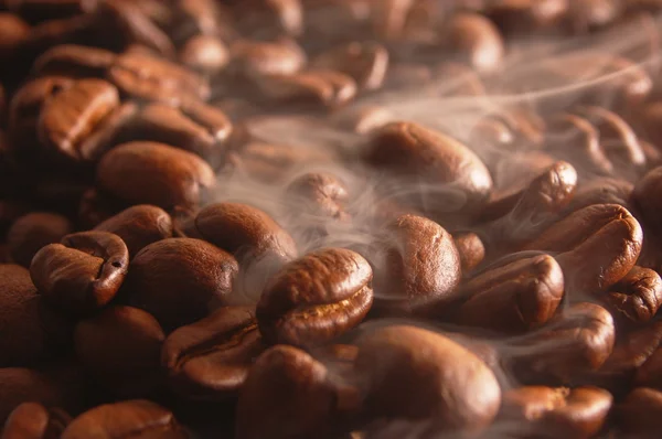 Kaffeebohnen mit Dampf — Stockfoto