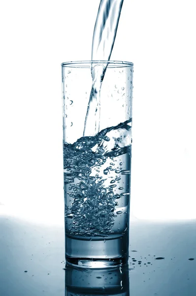 Glas vatten hälla — Stockfoto