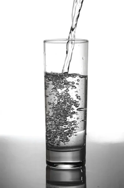 Sticlă de apă turnată cu reflecție — Fotografie, imagine de stoc